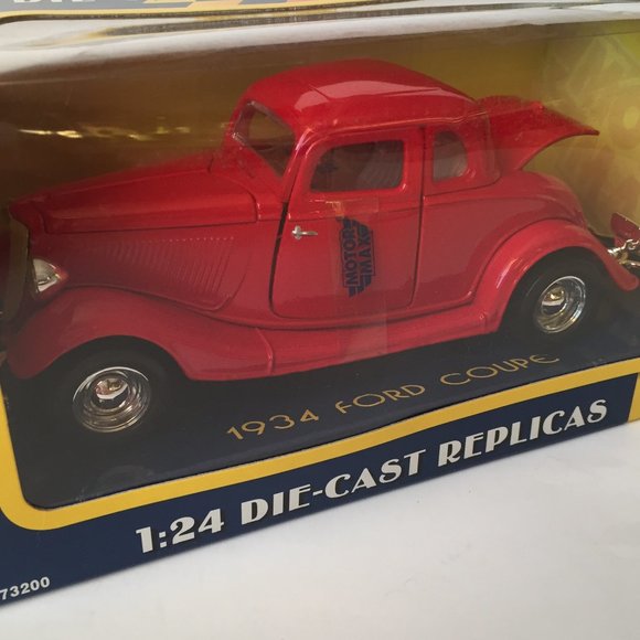 Motor Max 1:24 Collector's 1934 Ford Coupe Die-Cast Replica Car / Red Color - Picture 3 of 7